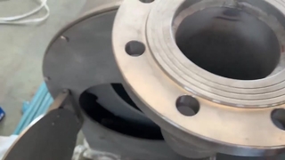 Centrifugeuse à poussoir continu pour la déshydratation des cristaux chimiques