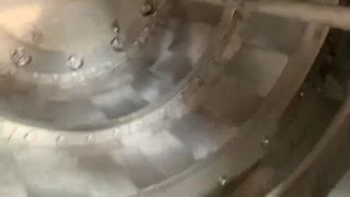 Centrifugeuse à poussoir continu pour la séparation des cristaux d'engrais